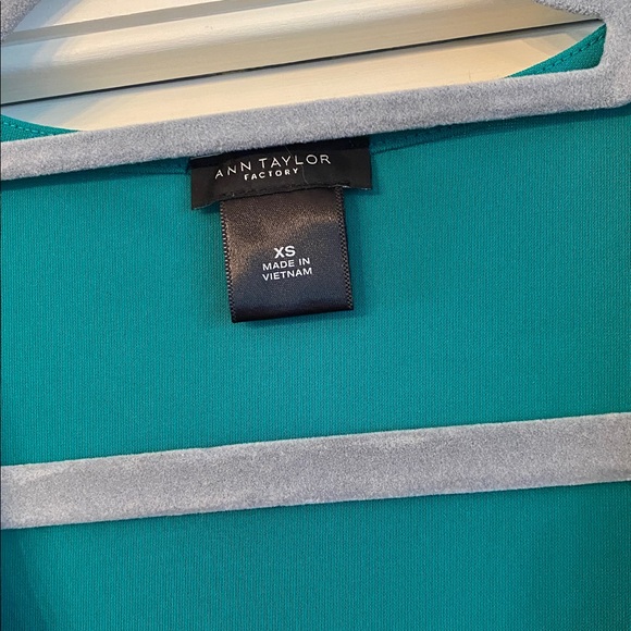 Ann Taylor Ruffle shell - Picture 2 of 4